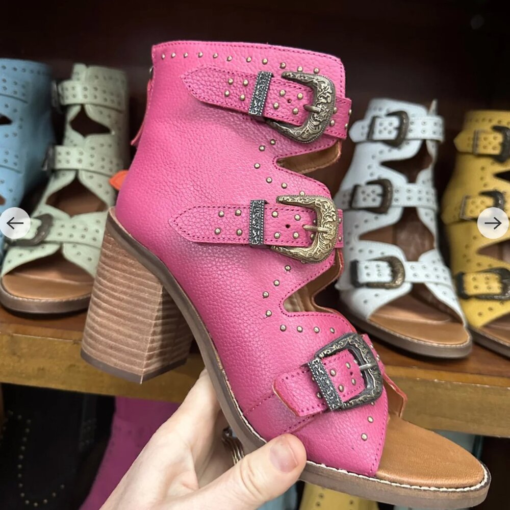 NWT Dingo Fuschia Pink Ziggy Buckle Booties - size 9.5